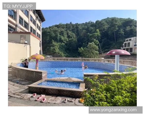 阳光洒满泳池畔,畅享夏日清凉与惬意生活
